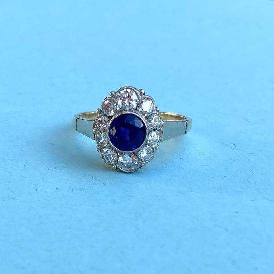  VINTAGE SAPPHIRE AND DIAMOND CLUSTER RING
