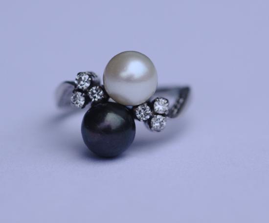 A PEARL AND DIAMOND CROSS OVER  RING  VINTAGE