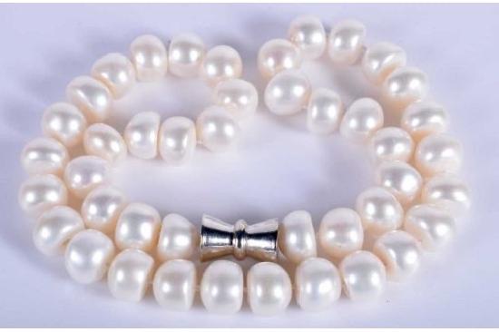 WHITE PEARLESCENT NECKLACE CHOKER