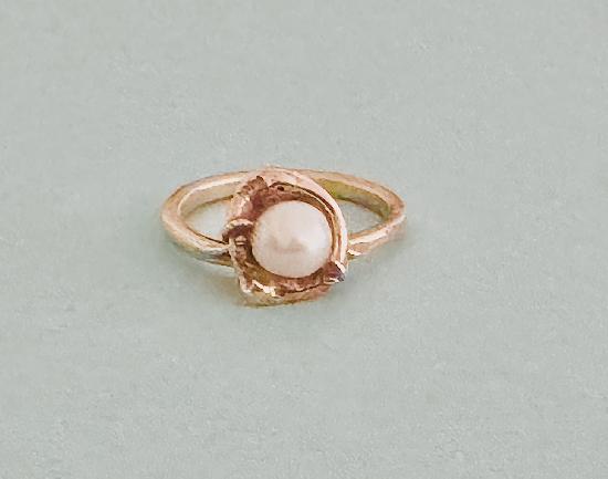 ARTISAN PEARL AND GOLD RING.