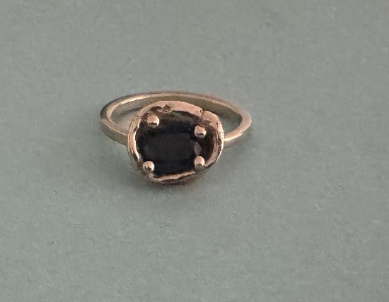 ARTISAN SAPPHIRE RING.