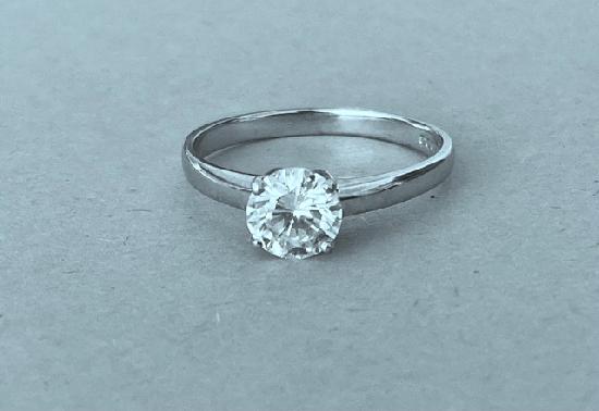 BEAUTIFUL DIAMOND SOLITAIRE ENGAGEMENT RING