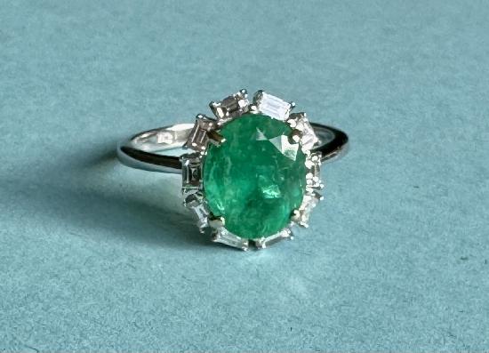 BEAUTIFUL EMERALD AND DIAMOND CLUSTER RING.