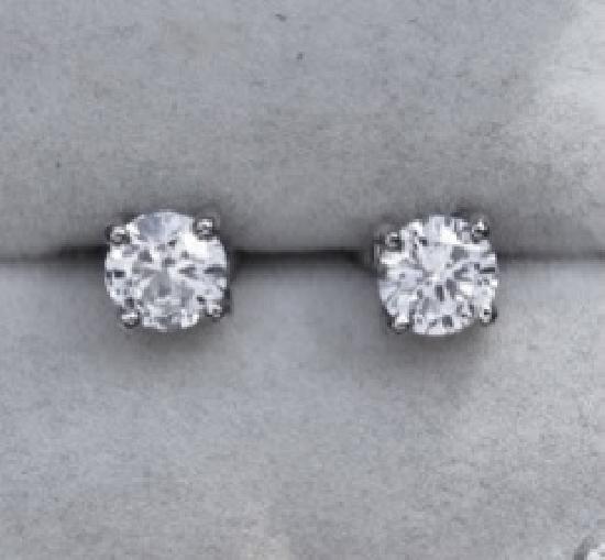 BEAUTIFUL LARGE DIAMOND STUD EARRINGS