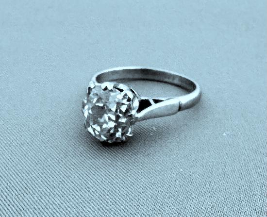 BEAUTIFUL OLD CUSHION-CUT SOLITAIRE DIAMOND RING. 