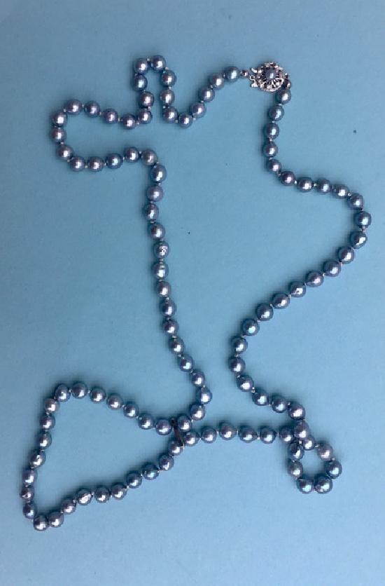 LONG ROW OF GREY GUNMETAL CULTURED PEARLS