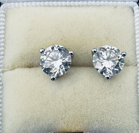 PLATINUM SET DIAMOND STUD EARRINGS.