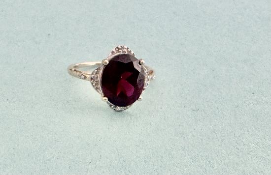 PRETTY GARNET AND DIAMOND RING