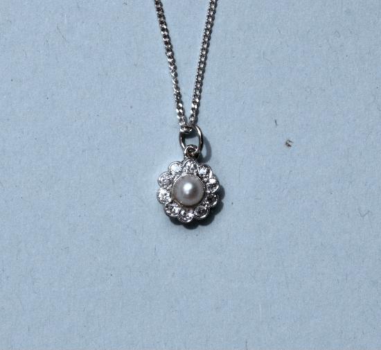 PRETTY PEARL AND DIAMOND PENDANT