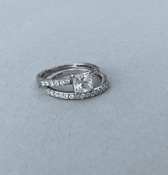PRINCESS - CUT AND MATCHING WEDDING BAND 