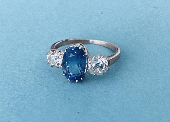 SAPPHIRE AND DIAMOND RING .