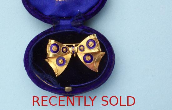 CHARMING GOLD AND COLBALT ENAMEL BOW BROOCH