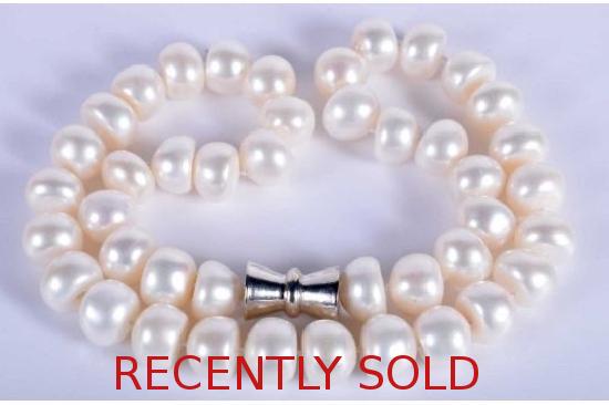 WHITE PEARLESCENT NECKLACE CHOKER