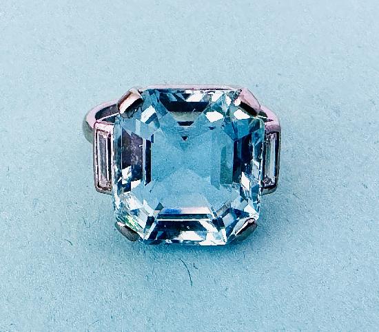 STUNNING LARGE AQUAMARINE AND DIAMOND RING
