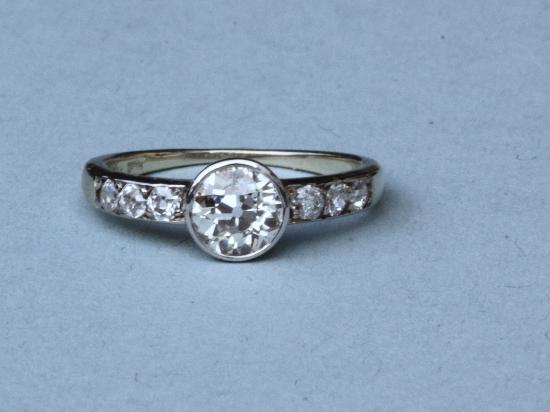 STYLISH VINTAGE DIAMOND SOLITAIRE ENGAGEMENT RING