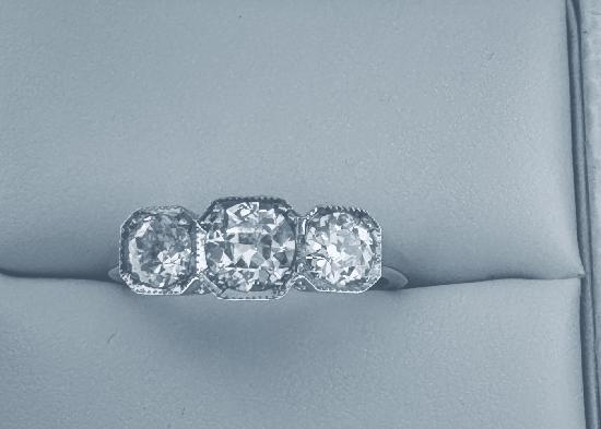 VINTAGE THREE STONE DIAMOND RING