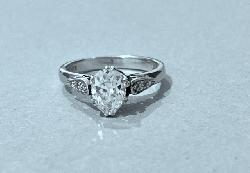 Attractive Oval Diamond Engagement Ring